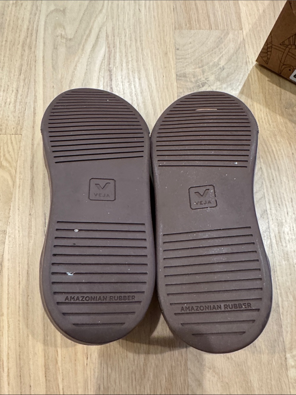 Veja Kids Black & White Low-Top Sneakers - Picture 4 of 7